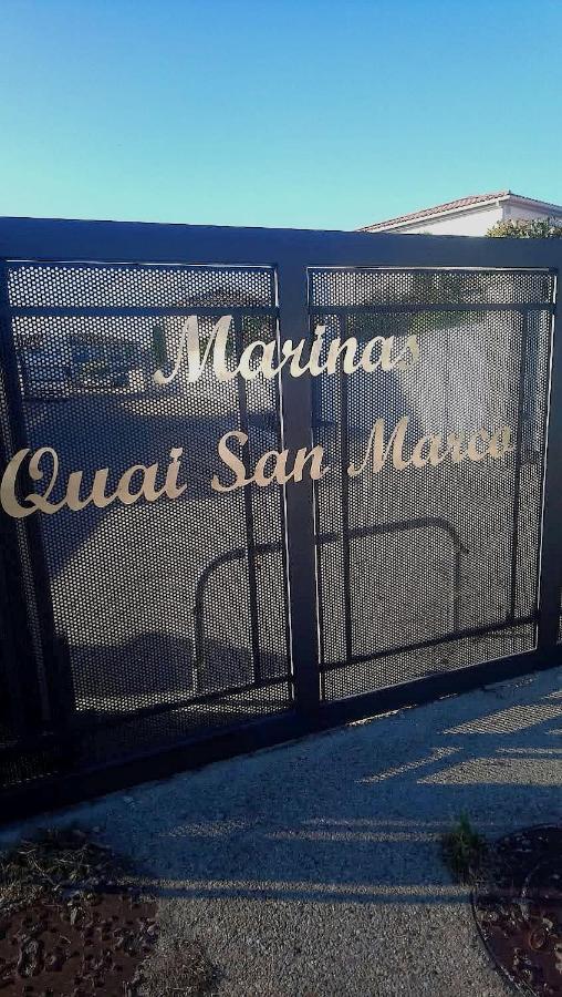 Marina A Aigues Mortes - Gard Buitenkant foto